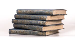 Columna de libros árabes apilados